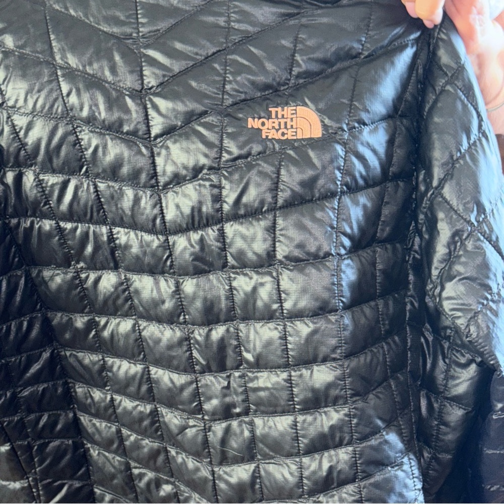 The North Face Women's Shiny Quilted Thermoball Puffer Jacket - Picture 5 of 7